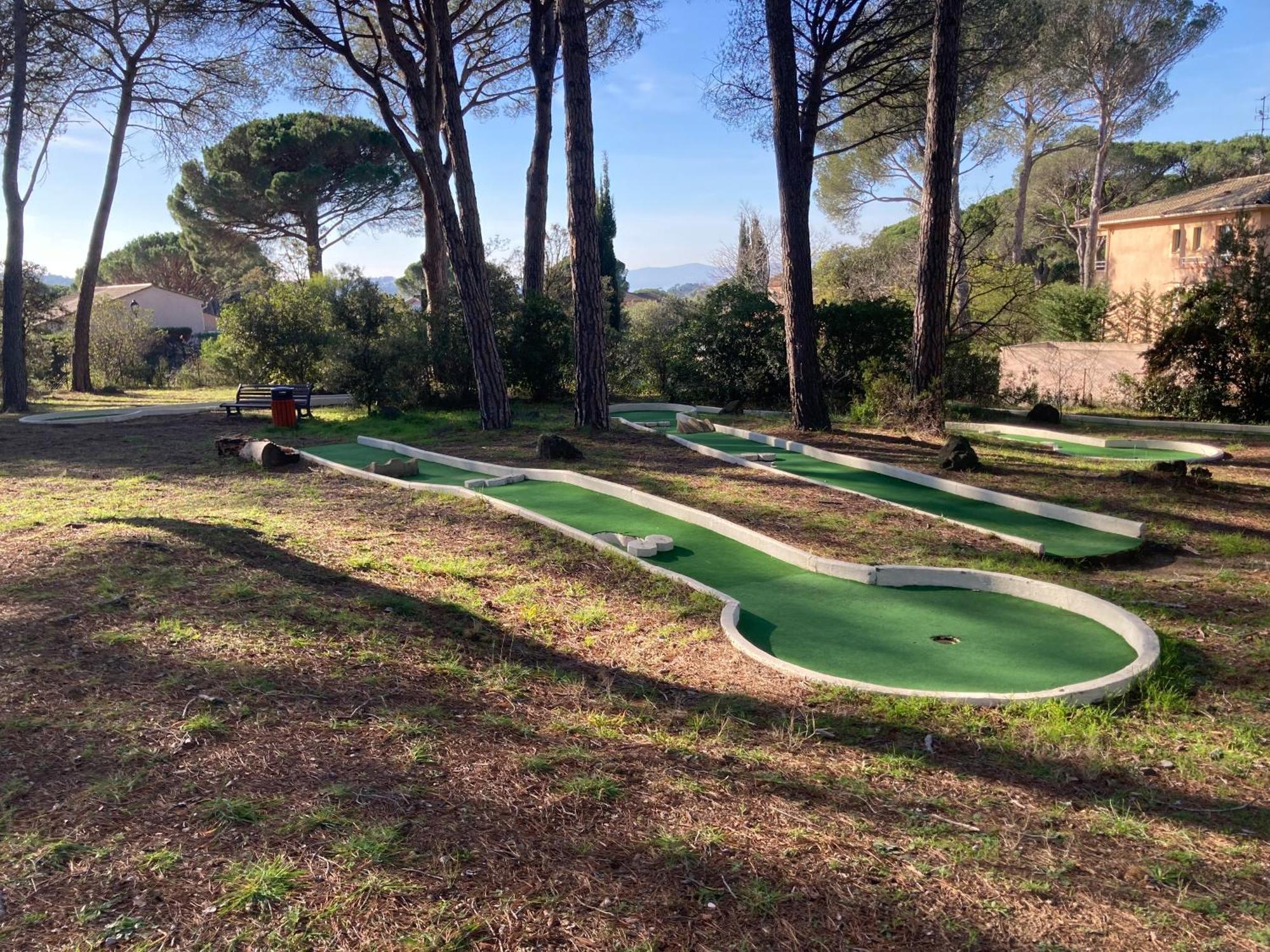 Charmant 2 Pieces Au Coeur Des Golfs De Saint Raphael エクステリア 写真